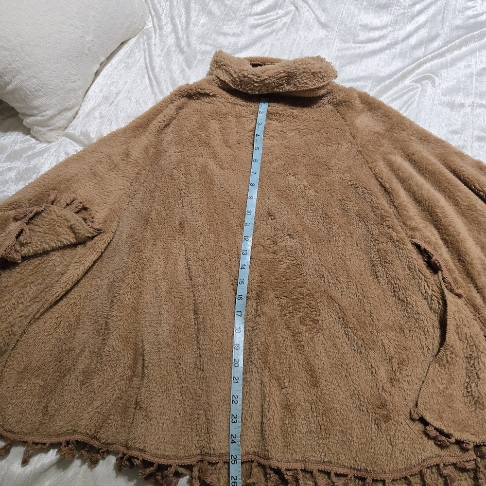 Cozy Tan Poncho with Tassels EUC Worn Once!!! Size L - Picture 6 of 13